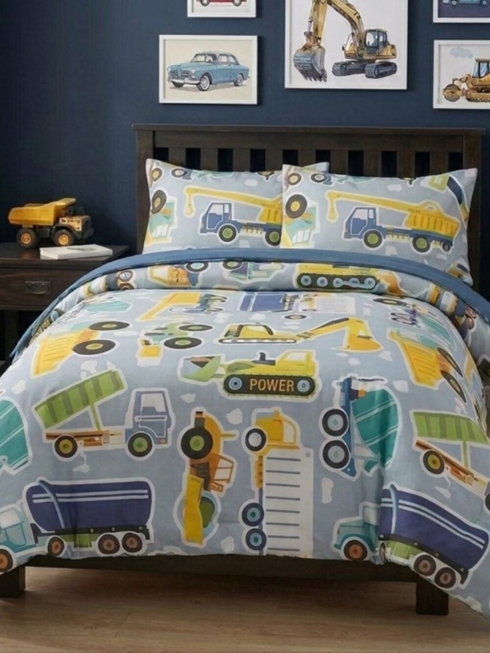 Circo brand dump truck comforter, sheets and 4 pillow cases! Full Size